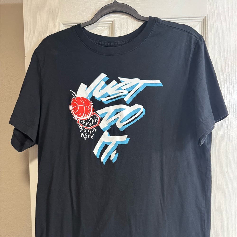 The Nike Tee “Just Do It” graphic on front. Large GUC 100% cotton.